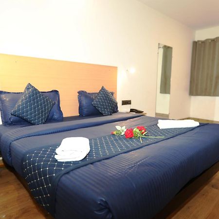 Hotel Noida Grand Sec 58 Экстерьер фото
