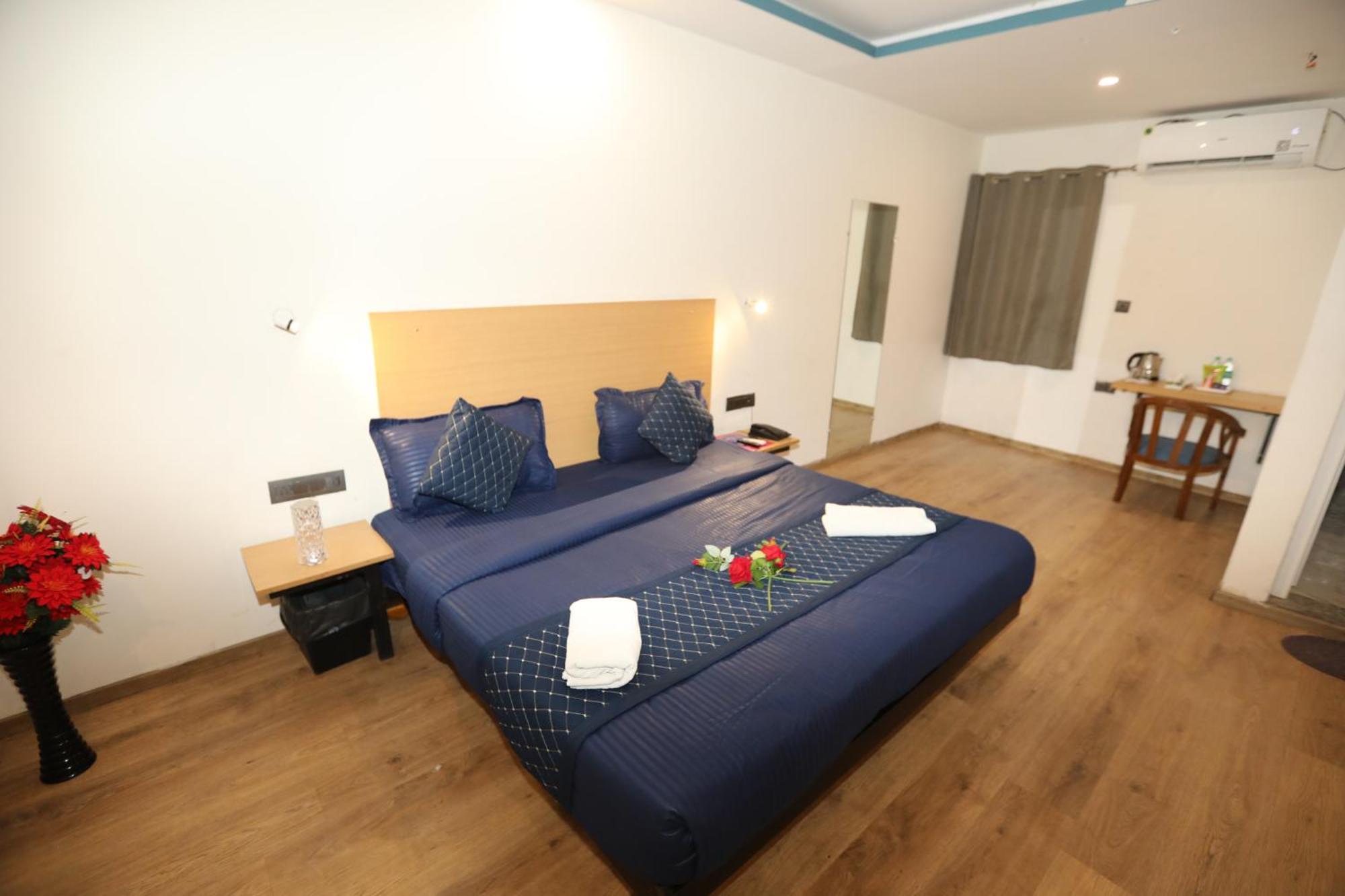 Hotel Noida Grand Sec 58 Экстерьер фото