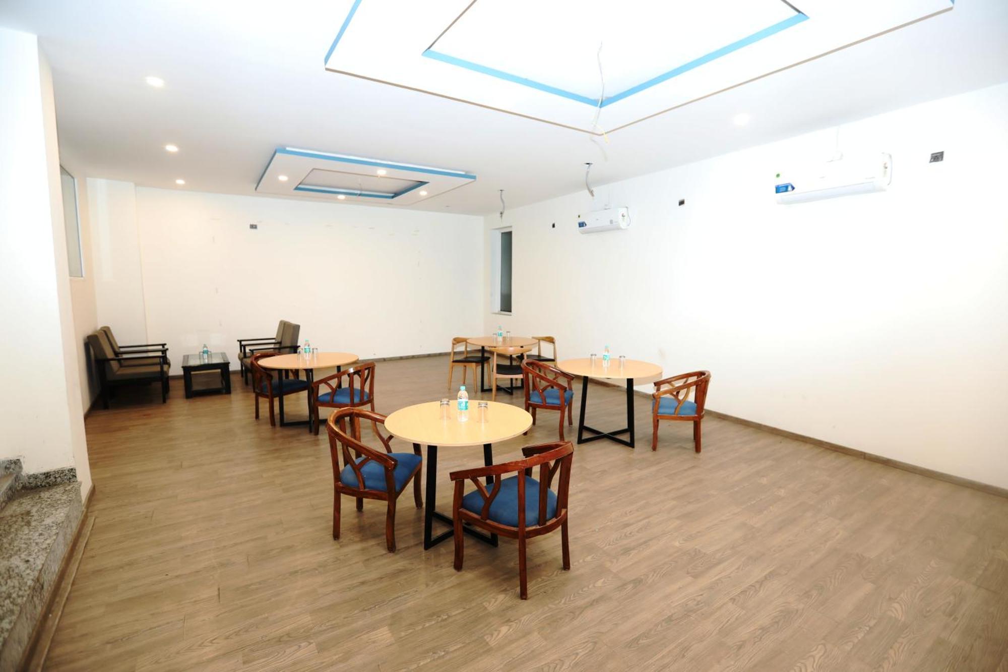 Hotel Noida Grand Sec 58 Экстерьер фото