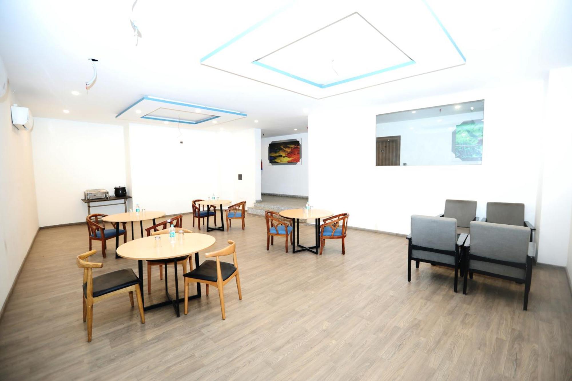 Hotel Noida Grand Sec 58 Экстерьер фото