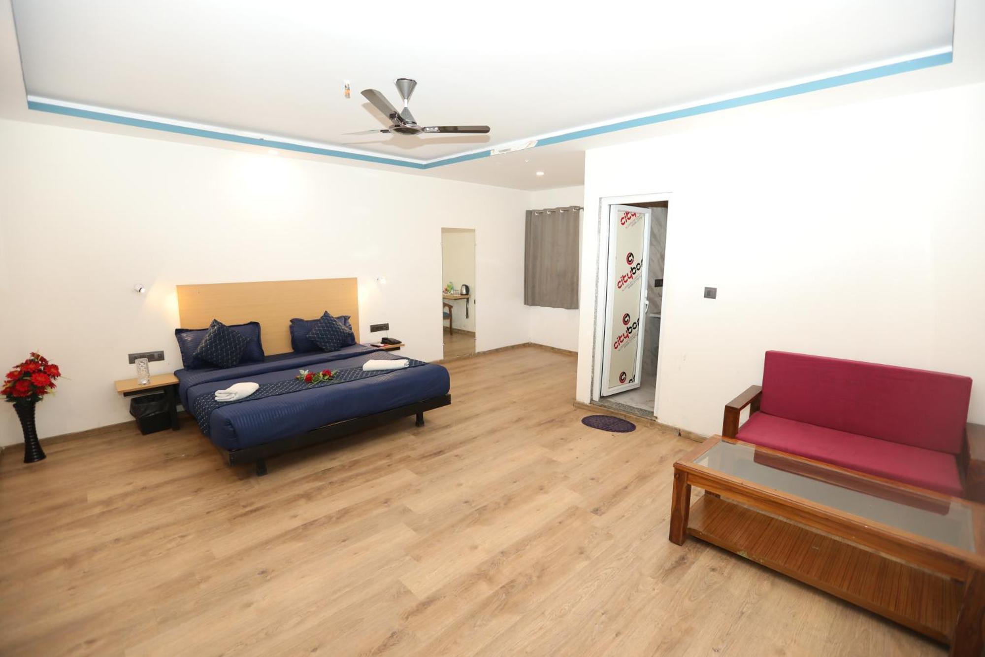 Hotel Noida Grand Sec 58 Экстерьер фото