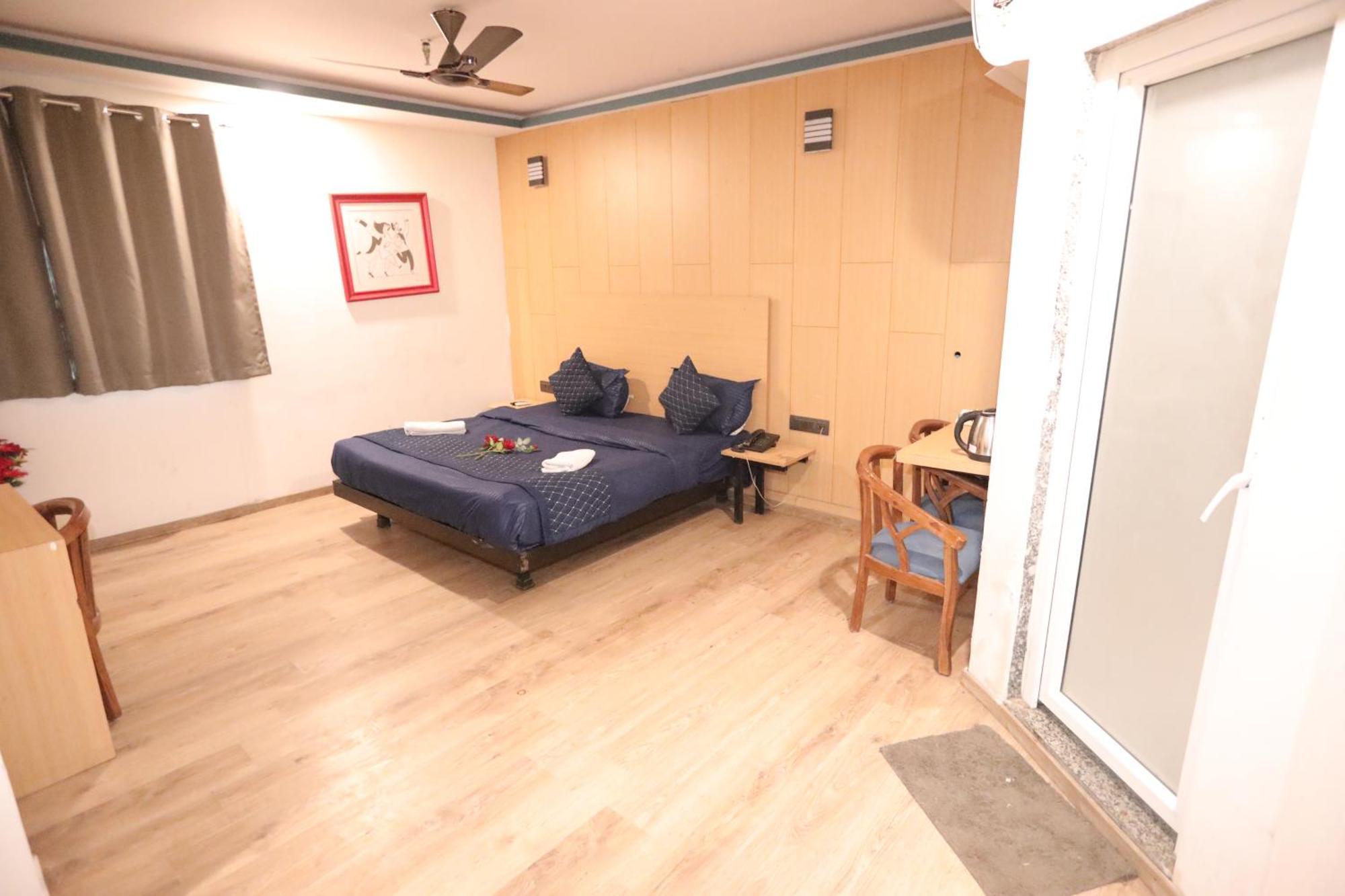 Hotel Noida Grand Sec 58 Экстерьер фото