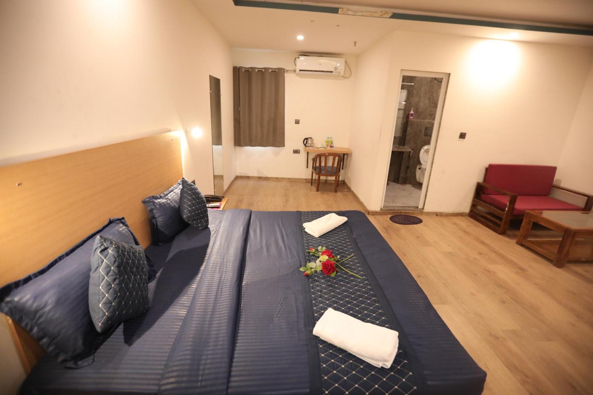 Hotel Noida Grand Sec 58 Экстерьер фото