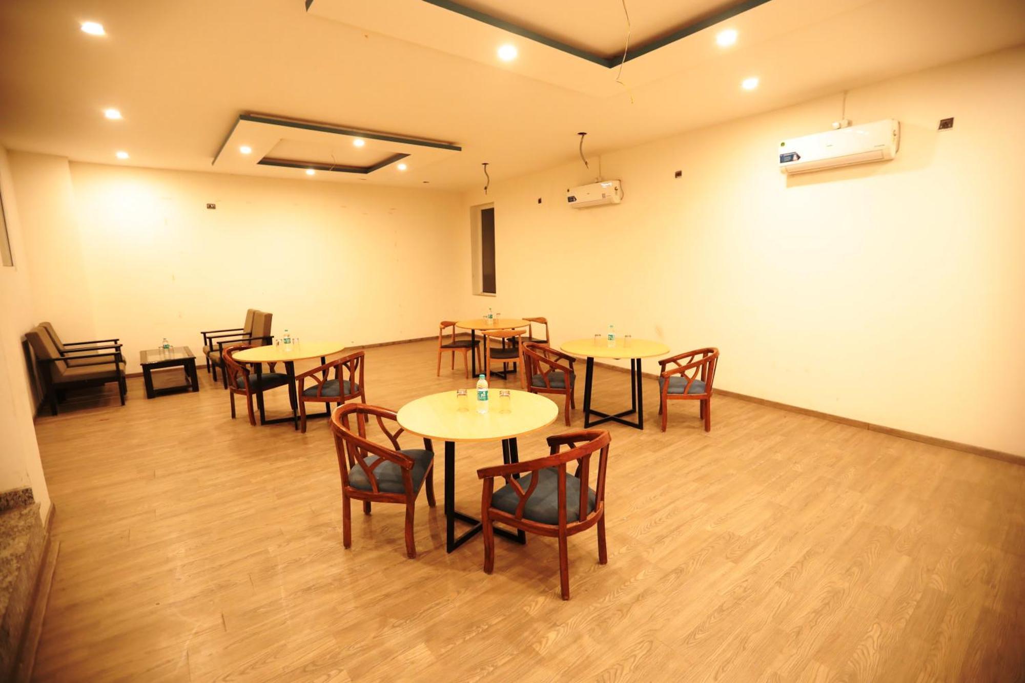 Hotel Noida Grand Sec 58 Экстерьер фото