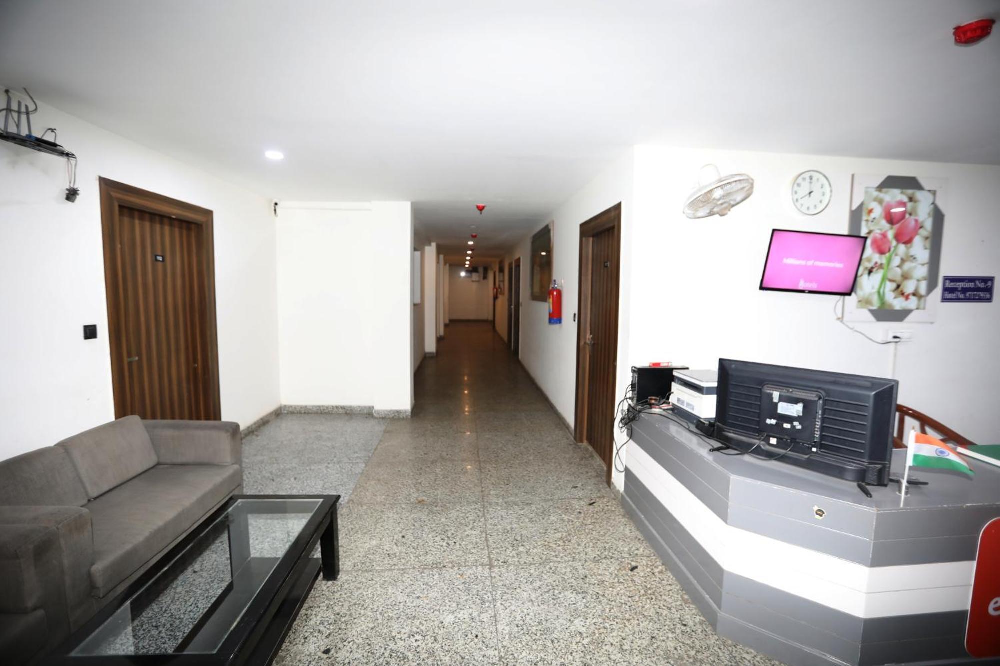 Hotel Noida Grand Sec 58 Экстерьер фото