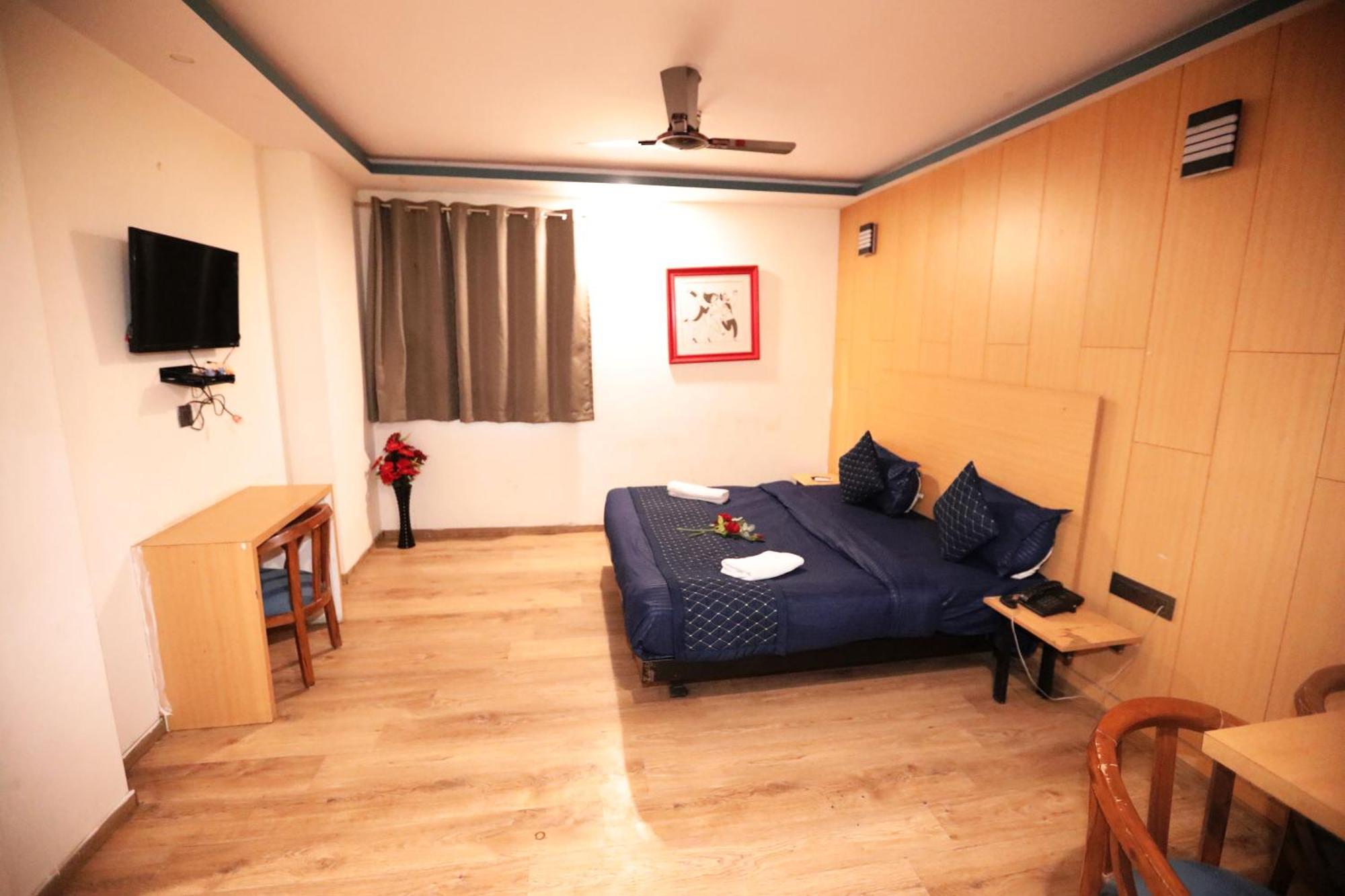 Hotel Noida Grand Sec 58 Экстерьер фото