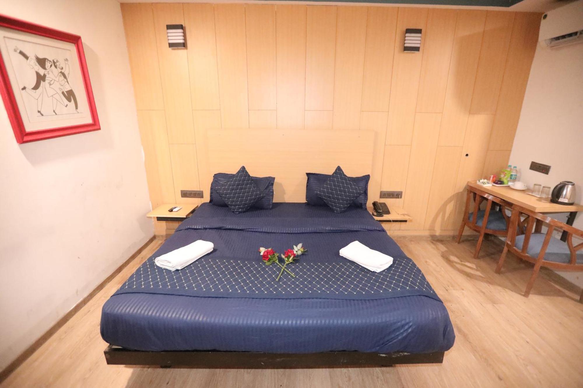 Hotel Noida Grand Sec 58 Экстерьер фото